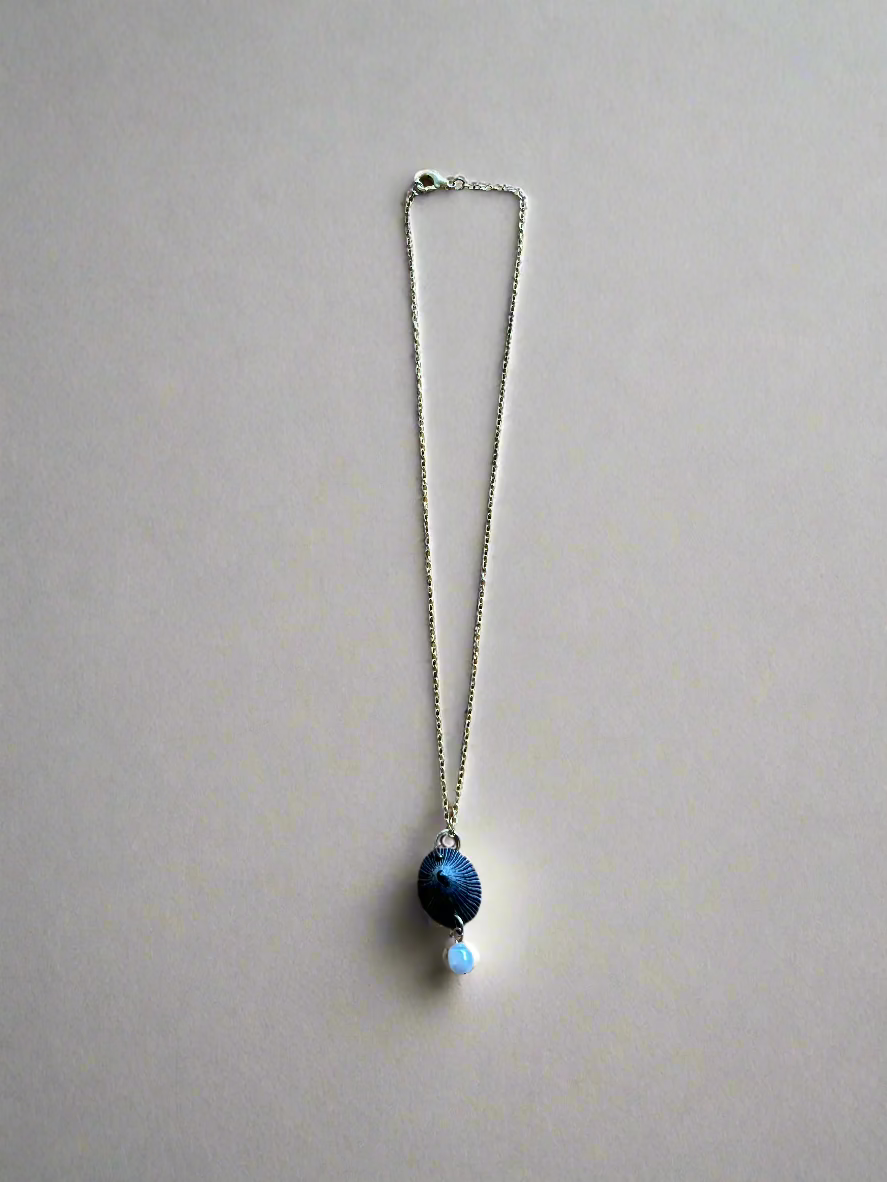 black shell necklace with pearl